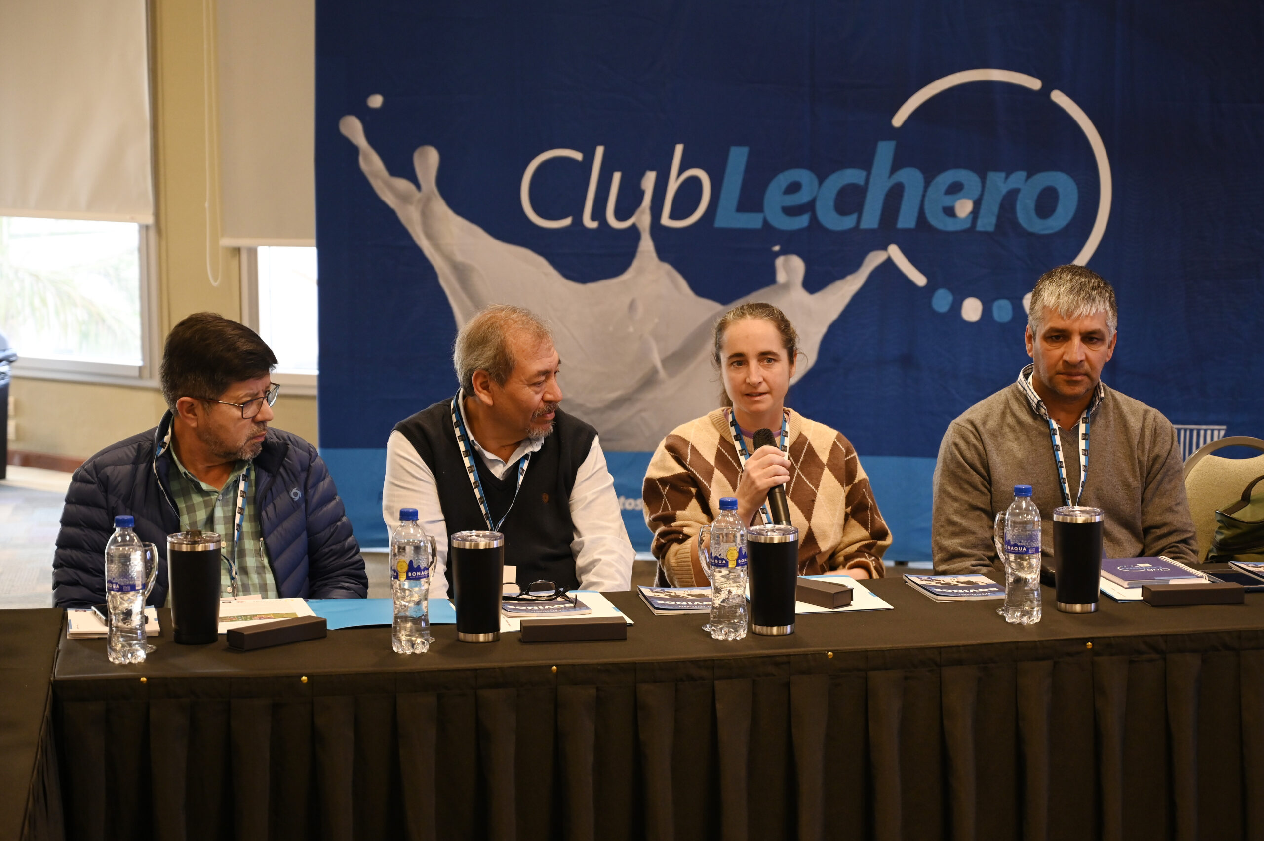 Productores y asesores debatiendo sobre virus DVB en Club Lechero